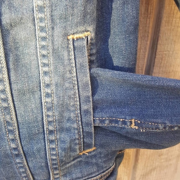 Cozy Spring Classic Denim Jacket Minimalist Closet Must-Have - Picture 6 of 9